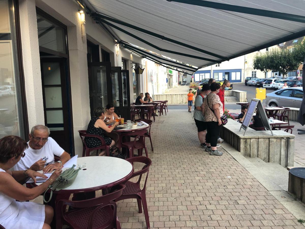 Hotel Restaurant La Place Saint-Amand-Mont-Rond Exterior foto